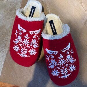 NWOT Lands' End Embroidered Felt Red White Sherpa Lined Cork Clogs Scuffs Size 6